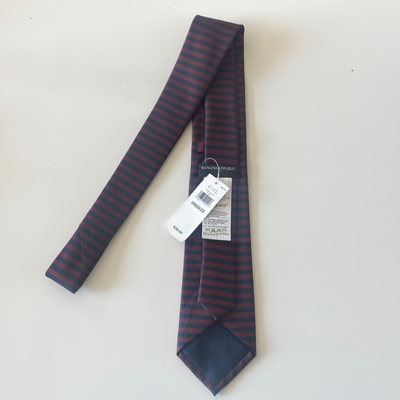 Banana Republic Burgundy and Navy Striped Men’s Necktie New with Tags - Picture 1 of 6